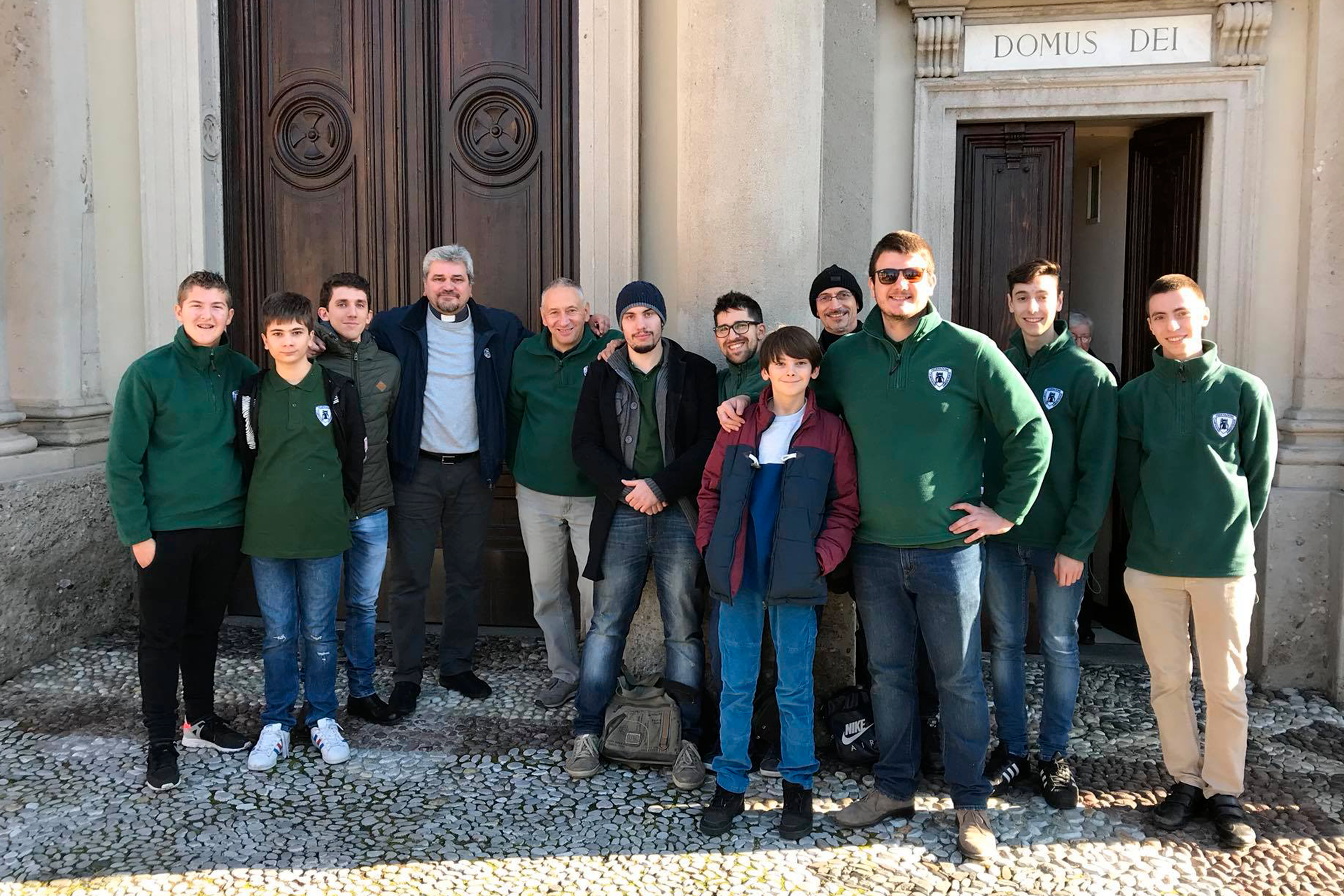 Foto di gruppo ad Aicurzio con l\'ex parroco Mons. Raimondi